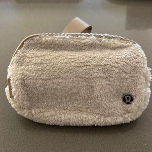 Lululemon Everywhere Fleece Belt Bag in Ivory/Trench